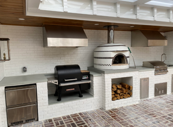 Dapur dengan oven kayu tradisional sebagai pusat perhatian